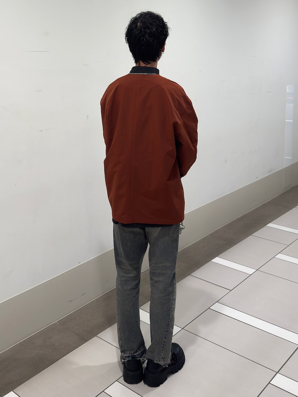 オレンジ系のカーディガン/ボレロ、ブラック系のシャツ/ブラウスを着用したメンズの春コーディネートの3枚目の写真