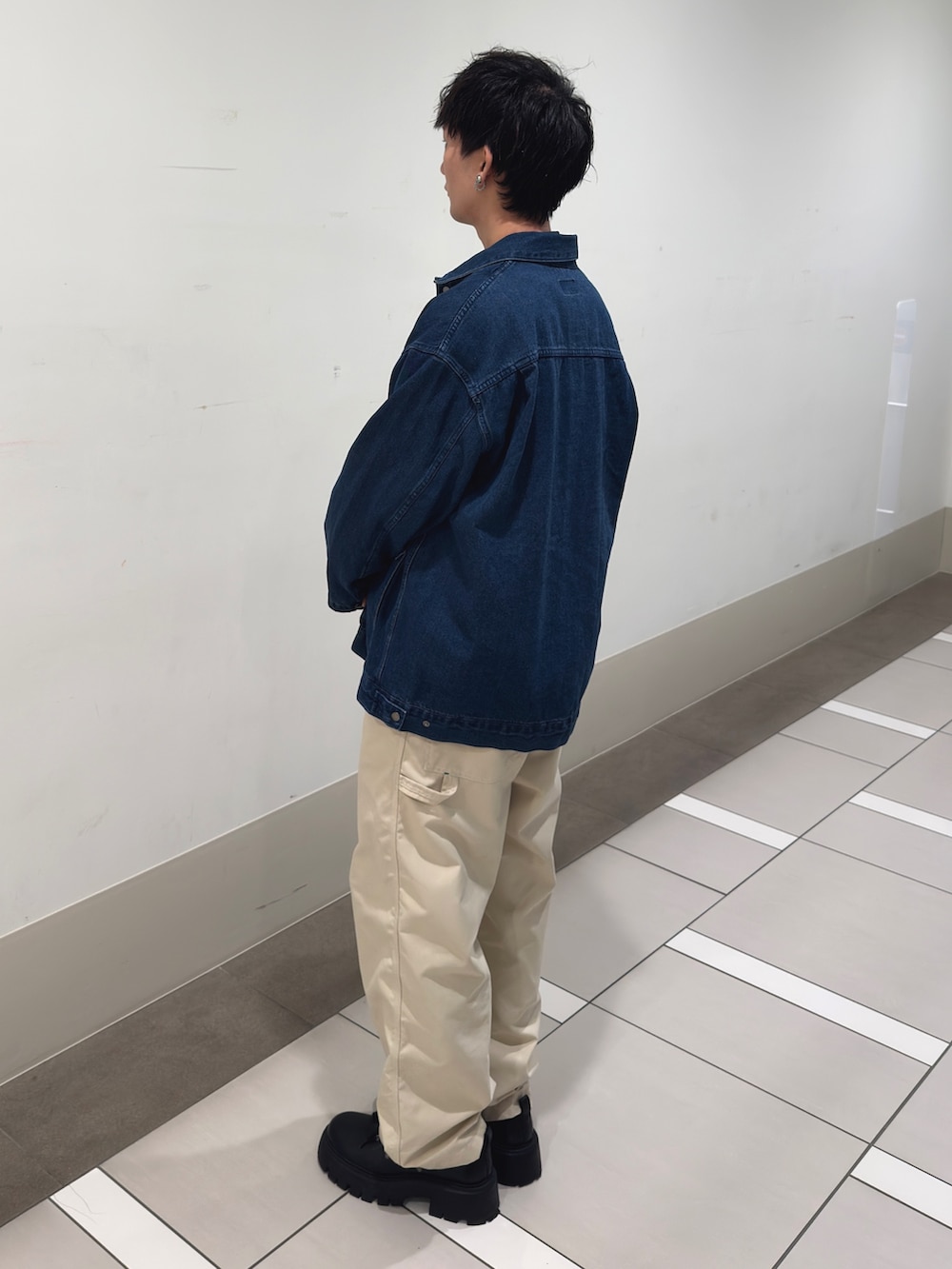 ブルー系のカバーオール、ブラック系のシャツ/ブラウス、ホワイト系のその他パンツを着用したメンズの冬コーディネートの2枚目の写真