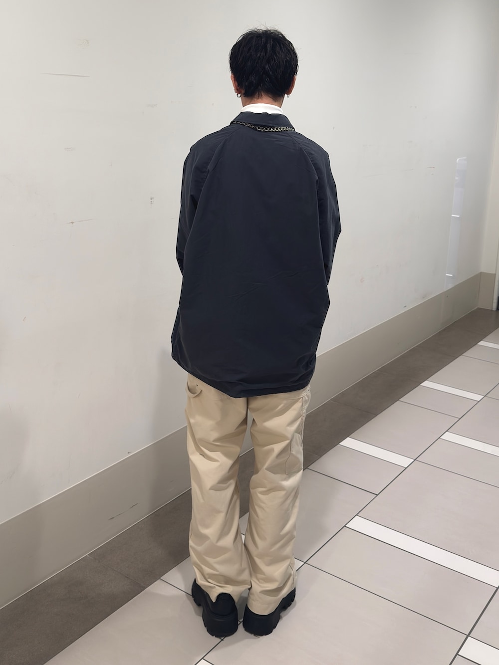 ホワイト系のその他パンツを着用したメンズの春コーディネートの3枚目の写真