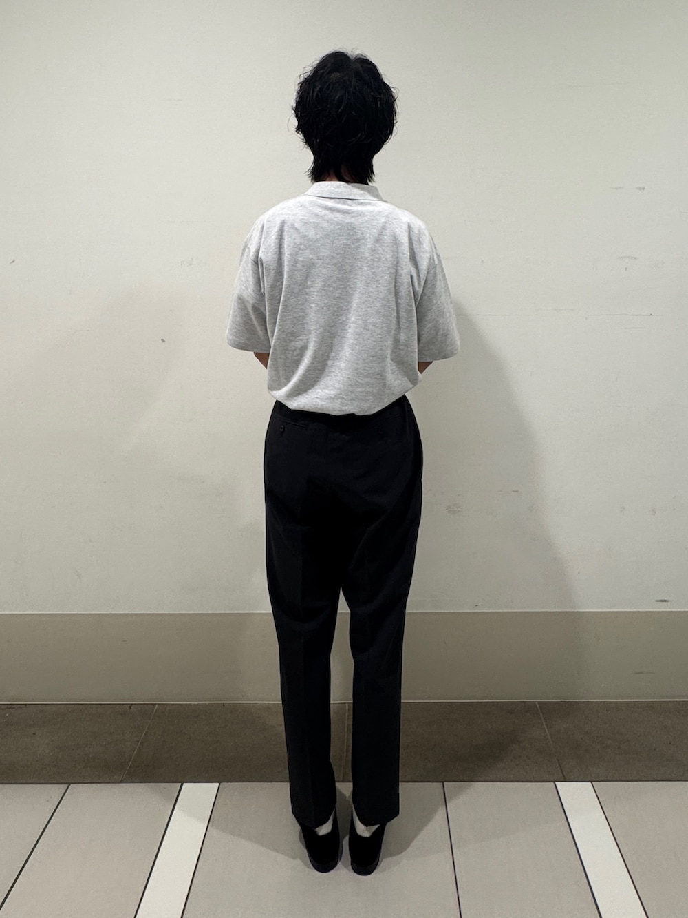 グレー系のその他パンツを着用したメンズの春コーディネートの3枚目の写真