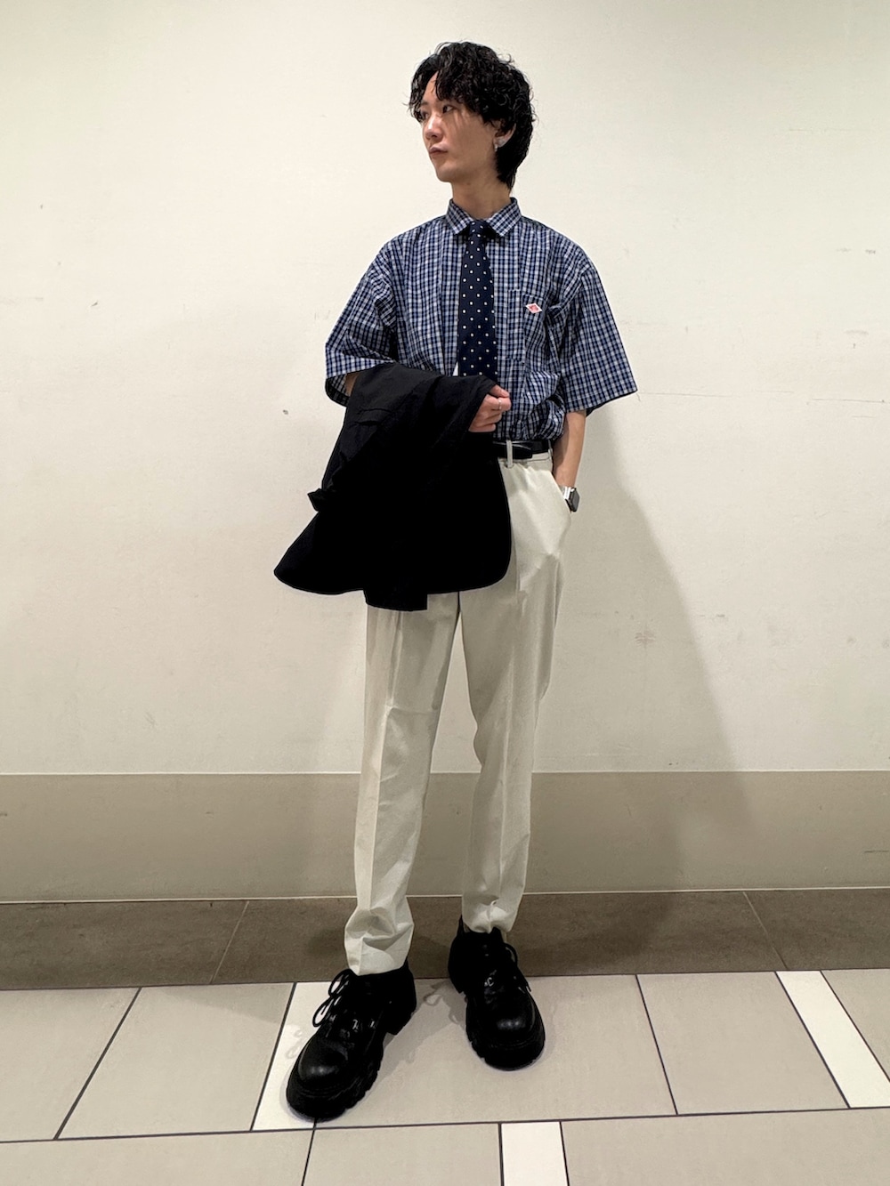 ホワイト系のその他パンツ、ブラック系のその他アウター、その他のネクタイを着用したメンズの春コーディネートの4枚目の写真