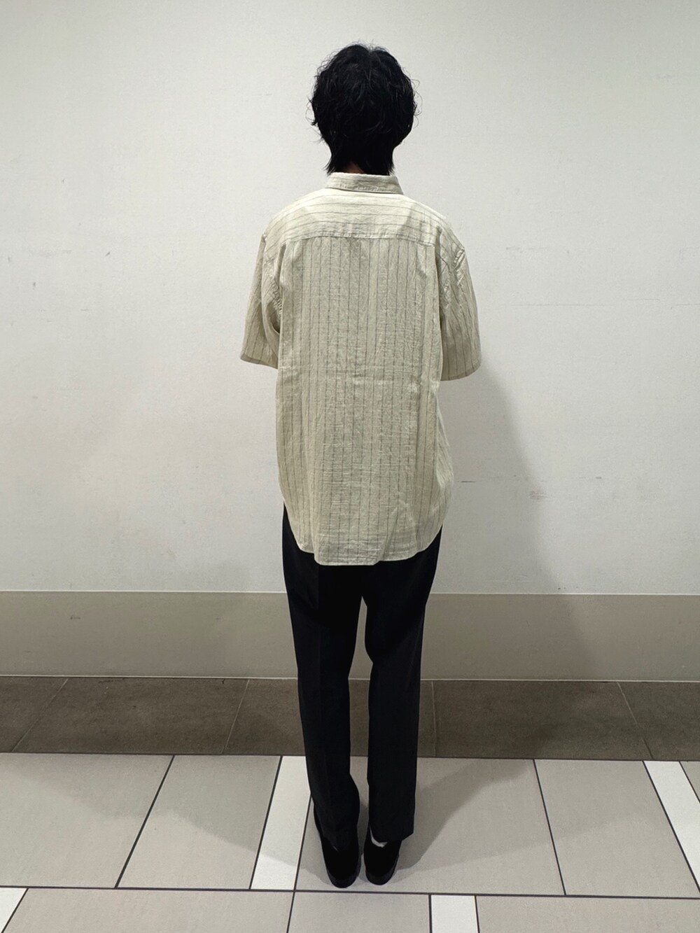 グレー系のその他パンツを着用したメンズの春コーディネートの3枚目の写真