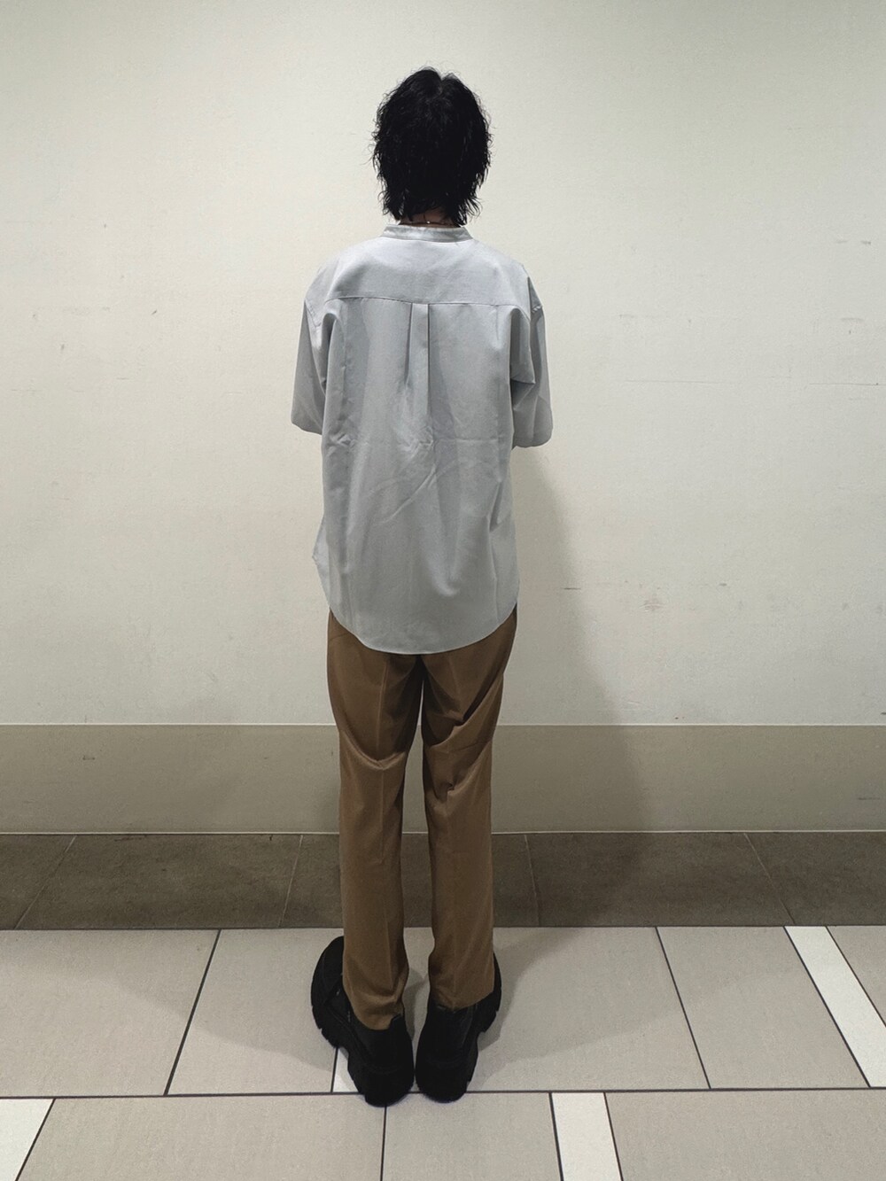 グレー系のシャツ/ブラウス、ベージュ系のその他パンツを着用したメンズの夏コーディネートの3枚目の写真