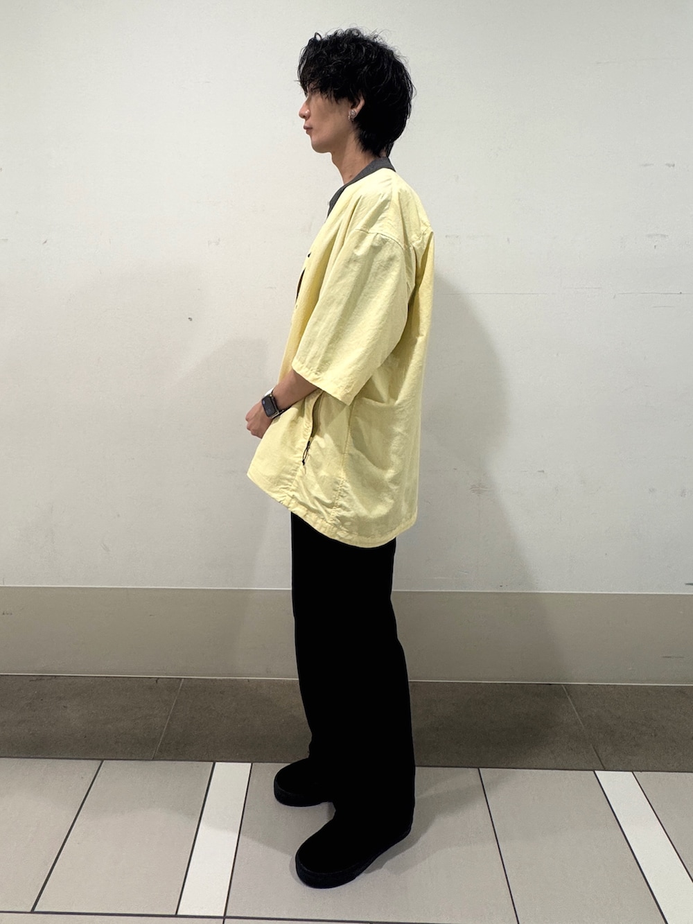 グレー系のニット/セーターを着用したメンズの春コーディネートの2枚目の写真