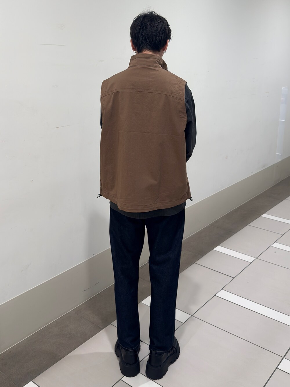 ブルー系のデニムパンツ、ブラウン系のその他アウターを着用したメンズの冬コーディネートの3枚目の写真