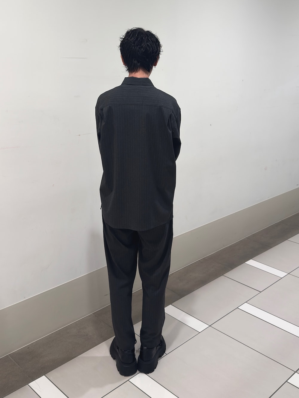 グレー系のその他アウター、グレー系のその他パンツを着用したメンズの春コーディネートの3枚目の写真