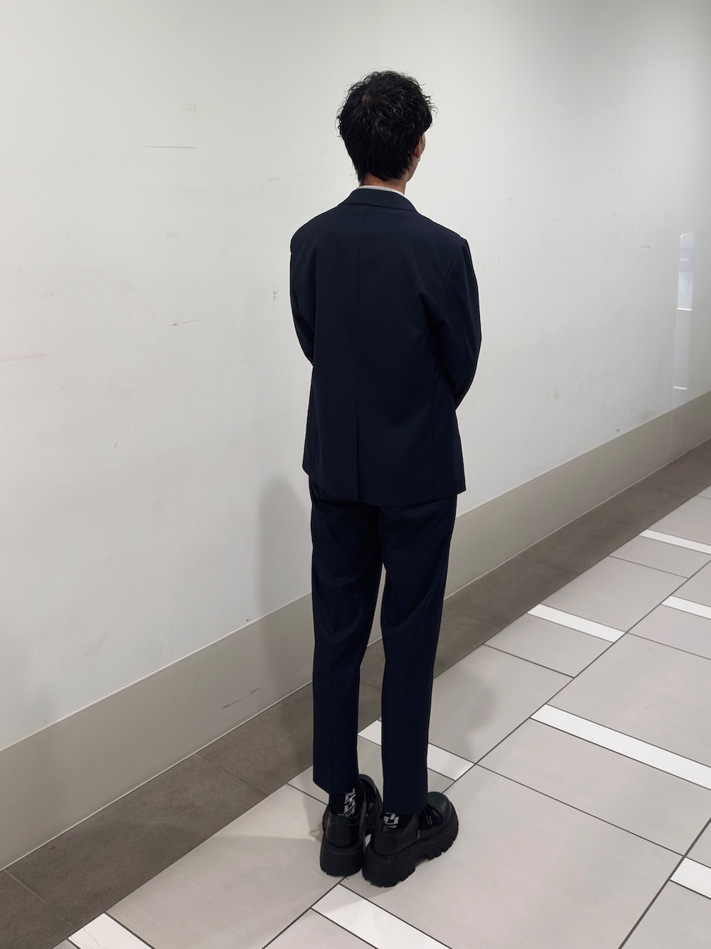 ブルー系のスーツパンツ、ブルー系のその他アウターを着用したメンズの春コーディネートの3枚目の写真