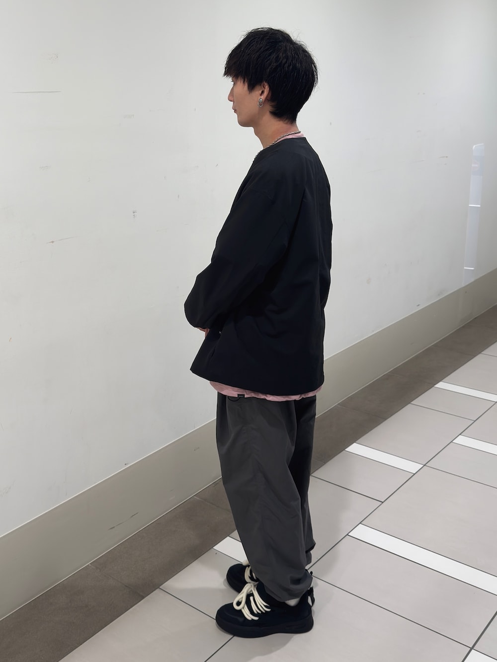 ブラック系のカーディガン/ボレロ、ピンク系のTシャツ/カットソー、グレー系のその他パンツを着用したメンズの春コーディネートの2枚目の写真