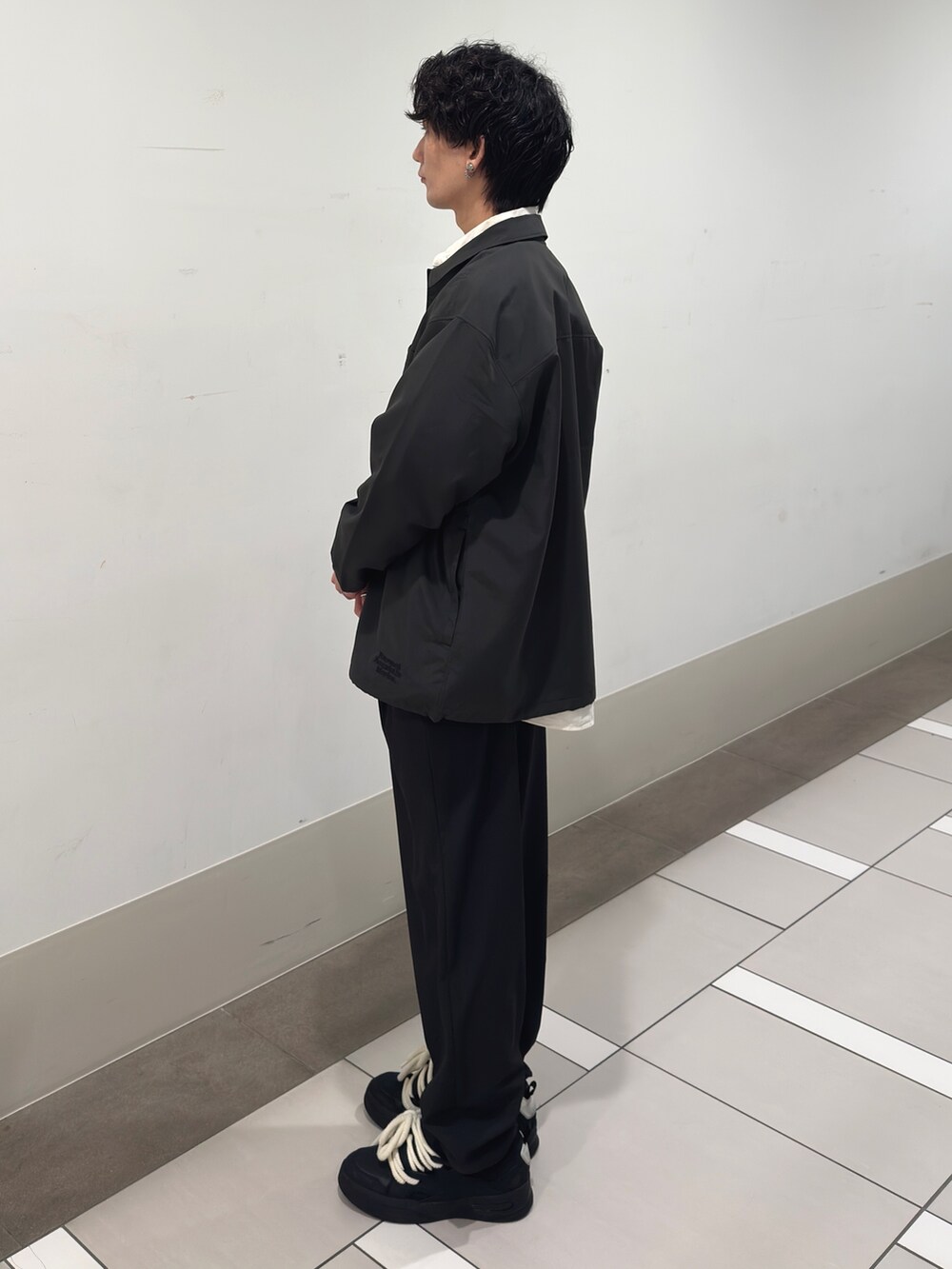 ブラック系のその他アウター、ホワイト系のシャツ/ブラウス、ピンク系のTシャツ/カットソーを着用したメンズの春コーディネートの2枚目の写真