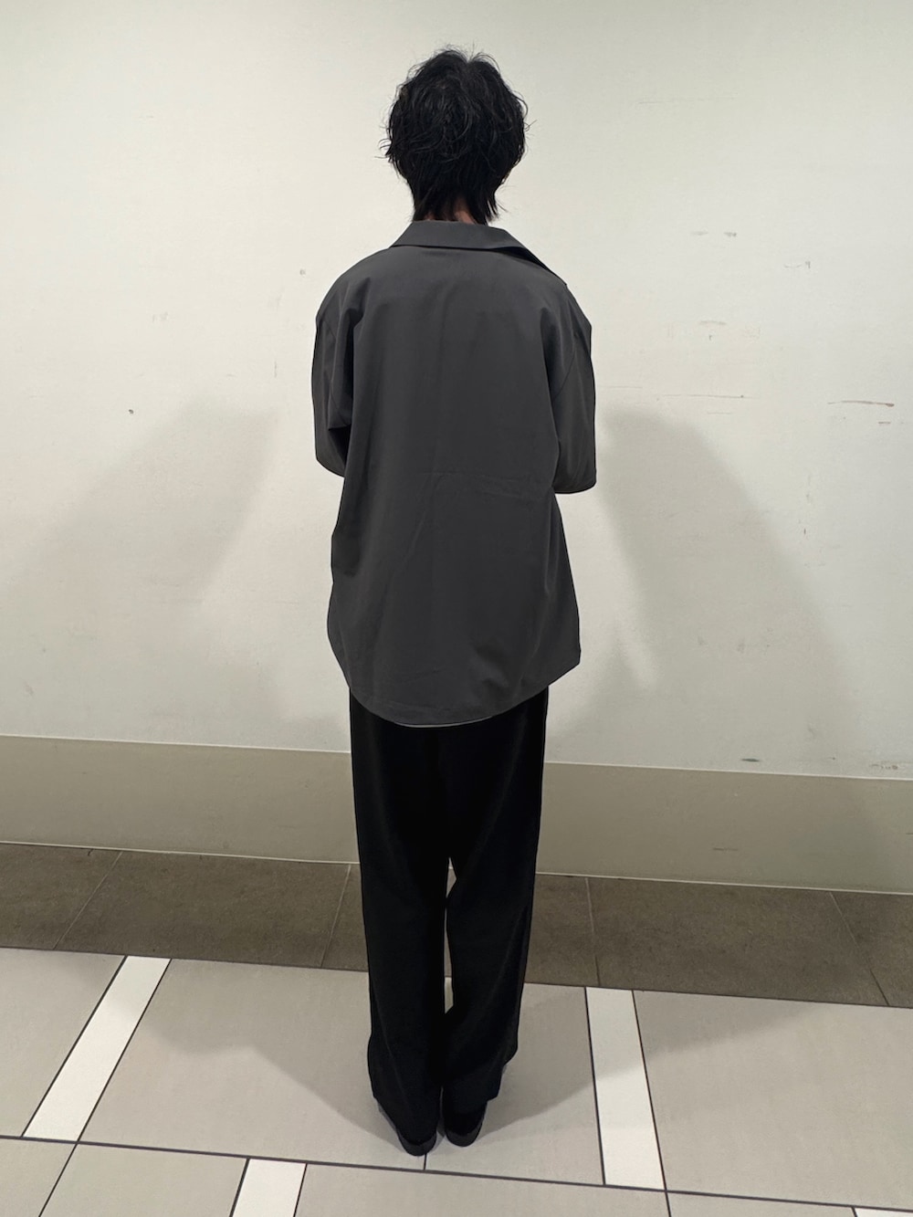 グレー系のカーディガン/ボレロ、グレー系のシャツ/ブラウス、ブラック系のその他パンツを着用したメンズの春コーディネートの3枚目の写真