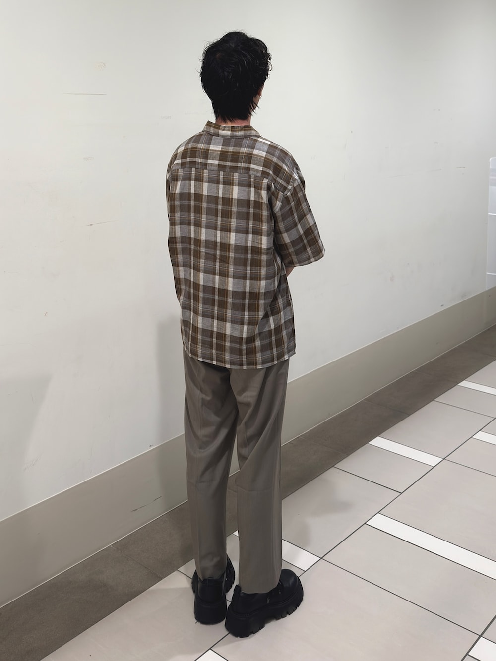 ベージュ系のその他パンツ、グリーン系のシャツ/ブラウスを着用したメンズの春コーディネートの3枚目の写真