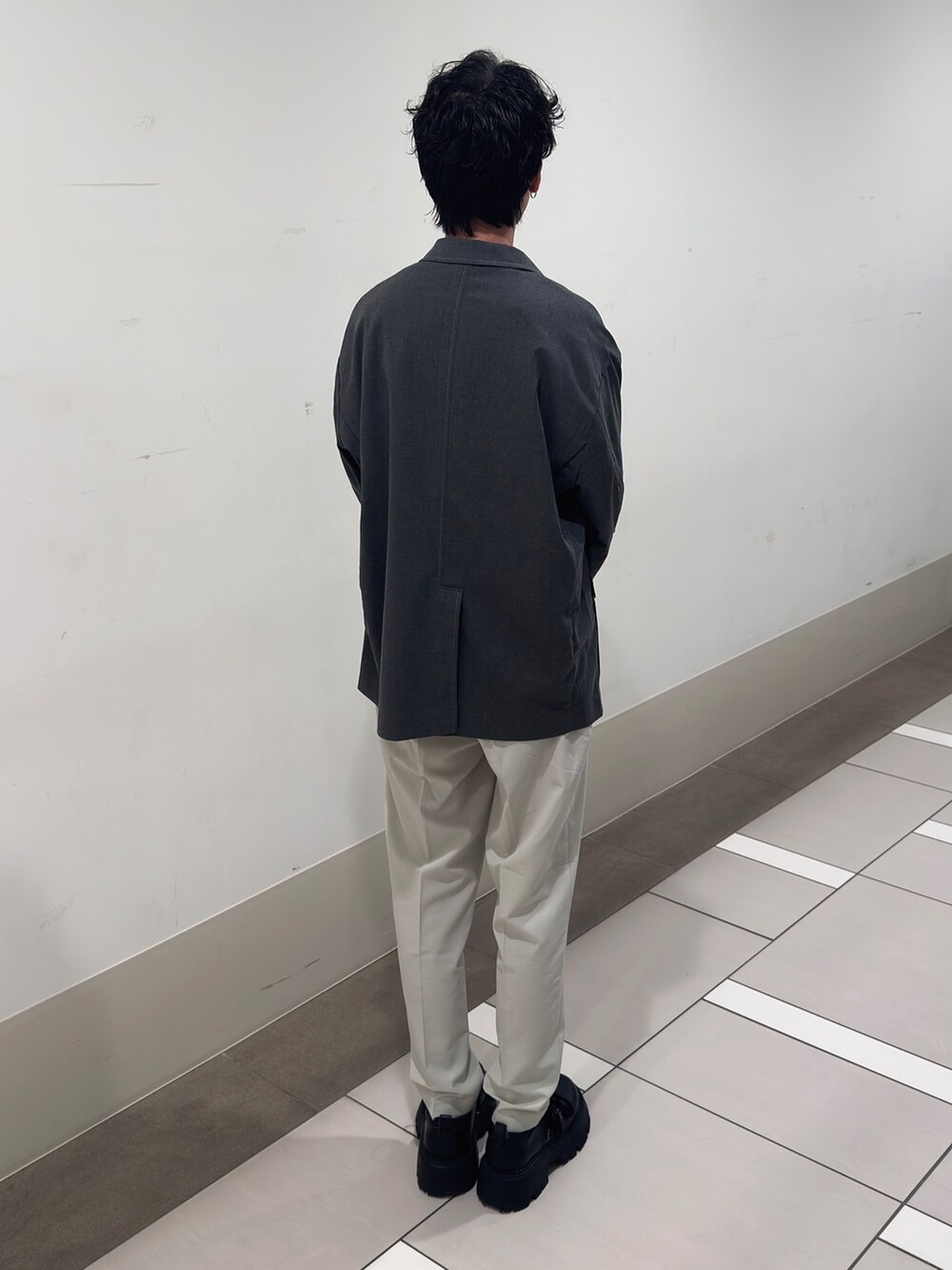 グレー系のその他アウター、ブルー系のシャツ/ブラウス、ホワイト系のその他パンツを着用したメンズの春コーディネートの3枚目の写真