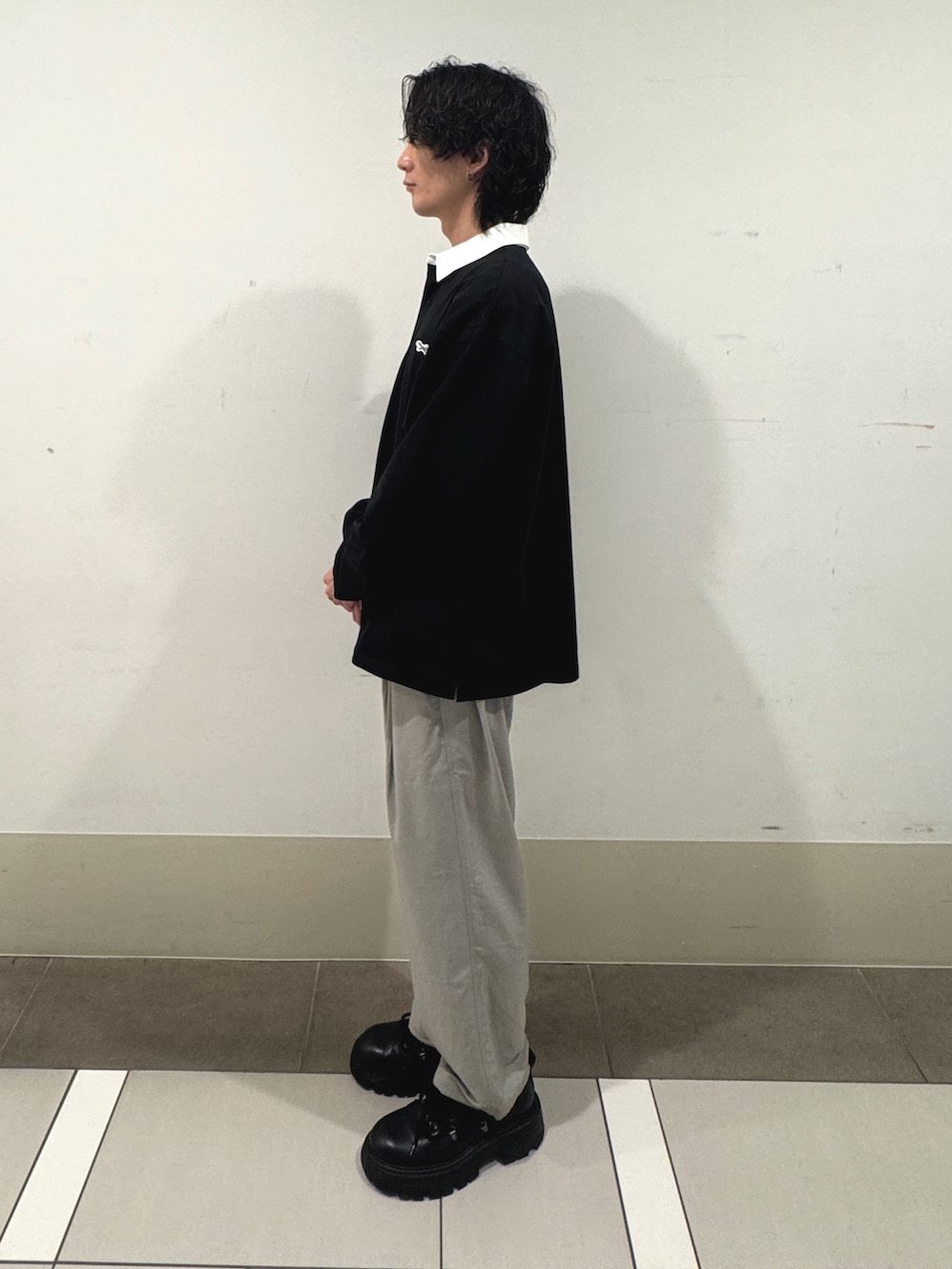 グレー系のその他パンツ、グレー系のTシャツ/カットソーを着用したメンズの夏コーディネートの2枚目の写真