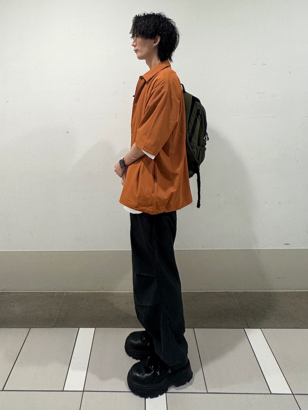 グリーン系のその他パンツ、グリーン系のバックパック/リュックを着用したメンズの夏コーディネートの2枚目の写真