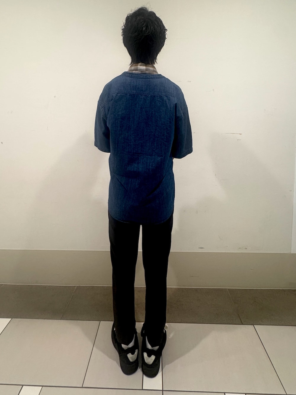 グリーン系のシャツ/ブラウス、ブルー系のシャツ/ブラウス、グレー系のその他パンツを着用したメンズの春コーディネートの3枚目の写真