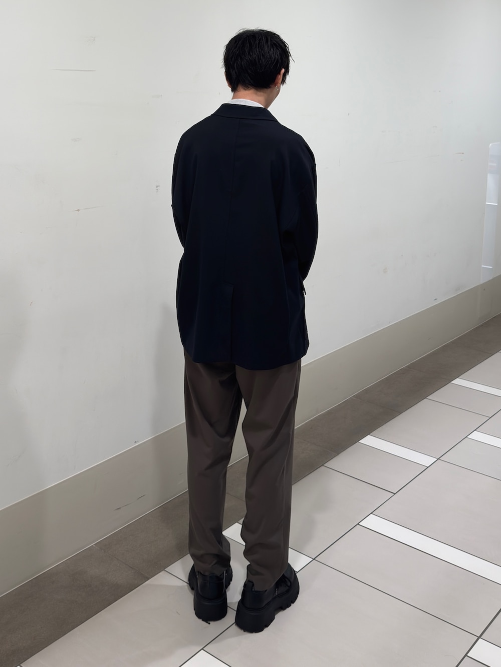 ブルー系のその他アウター、その他のカーディガン/ボレロ、ブラウン系のその他パンツを着用したメンズの春コーディネートの3枚目の写真