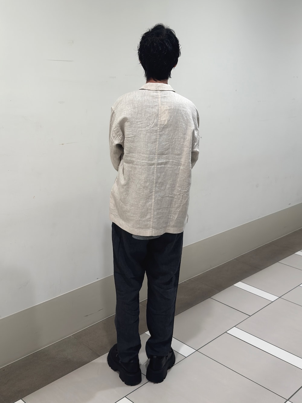 ホワイト系のその他アウター、その他のシャツ/ブラウス、ブラック系のその他パンツを着用したメンズの春コーディネートの3枚目の写真