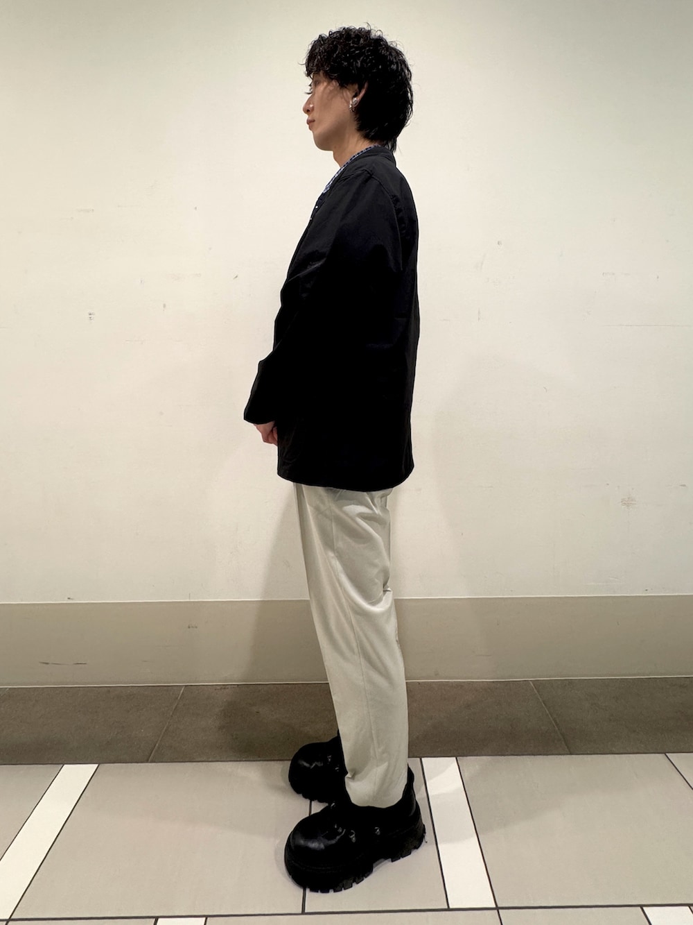 ホワイト系のその他パンツ、ブラック系のその他アウター、その他のネクタイを着用したメンズの春コーディネートの2枚目の写真