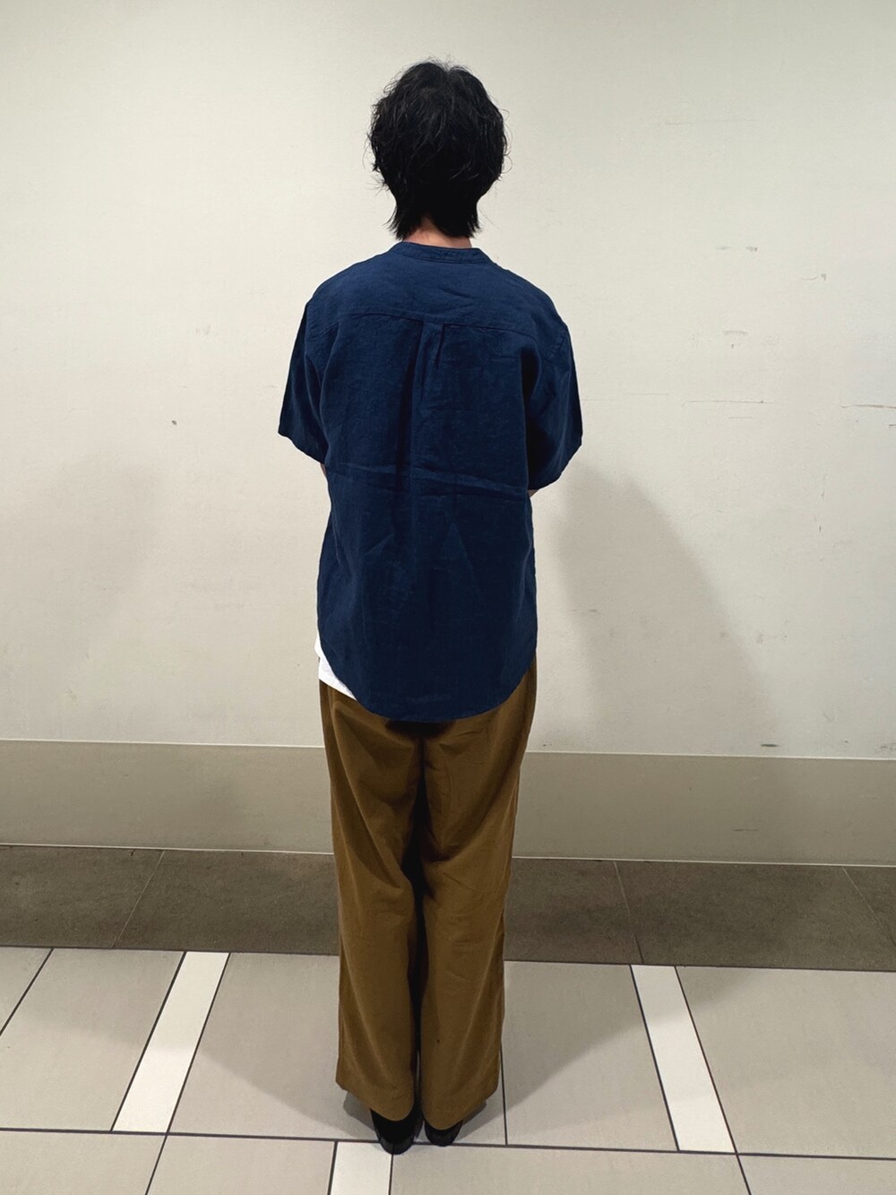 ブルー系のシャツ/ブラウス、ベージュ系のその他パンツを着用したメンズの春コーディネートの3枚目の写真