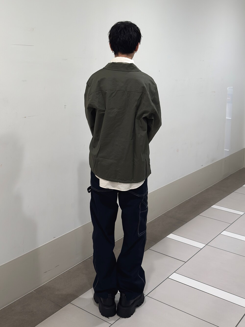 ホワイト系のシャツ/ブラウス、ブルー系のその他パンツを着用したメンズの春コーディネートの2枚目の写真