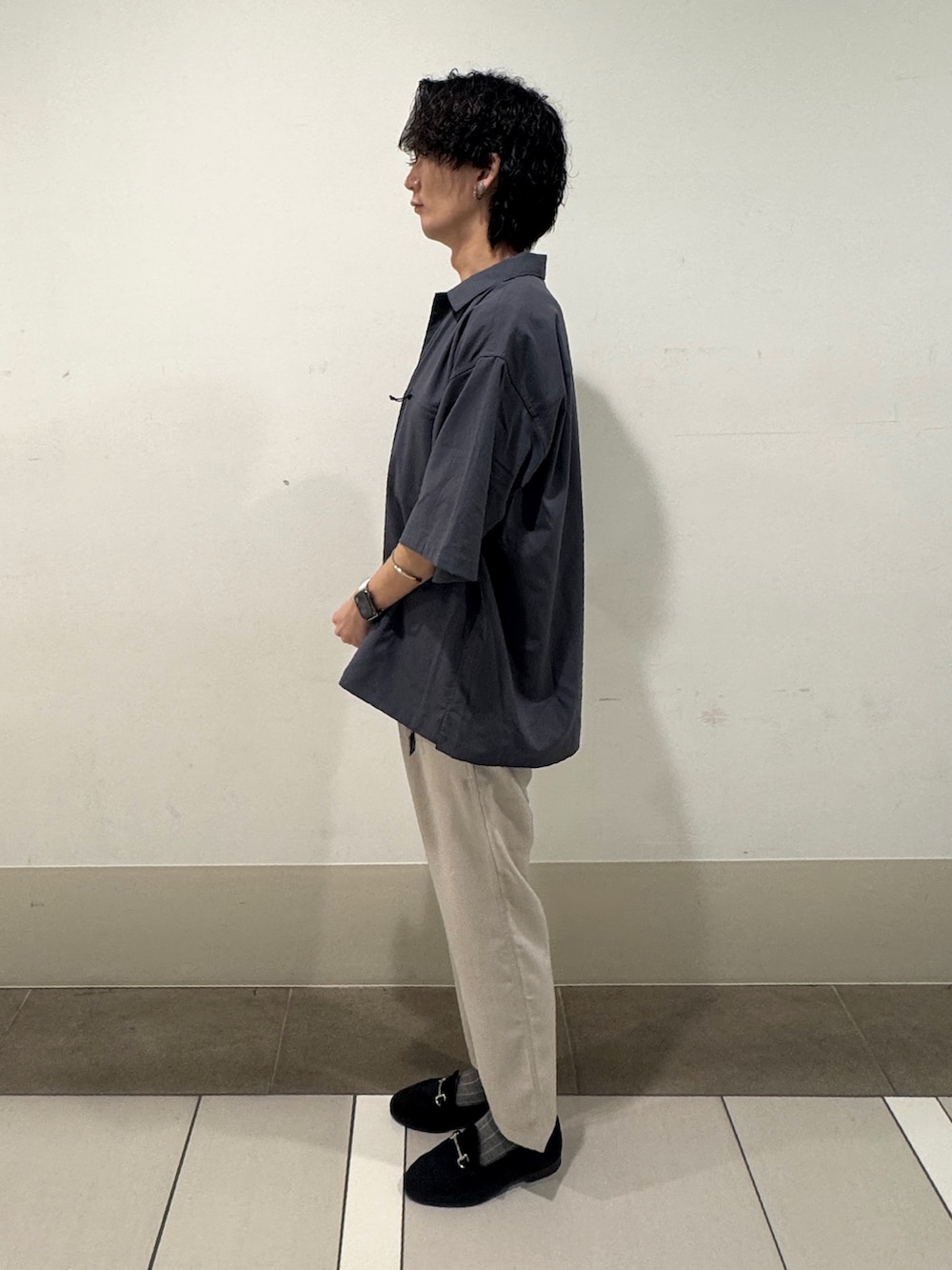 グレー系のシャツ/ブラウス、ホワイト系のTシャツ/カットソー、ホワイト系のその他パンツを着用したメンズの夏コーディネートの2枚目の写真