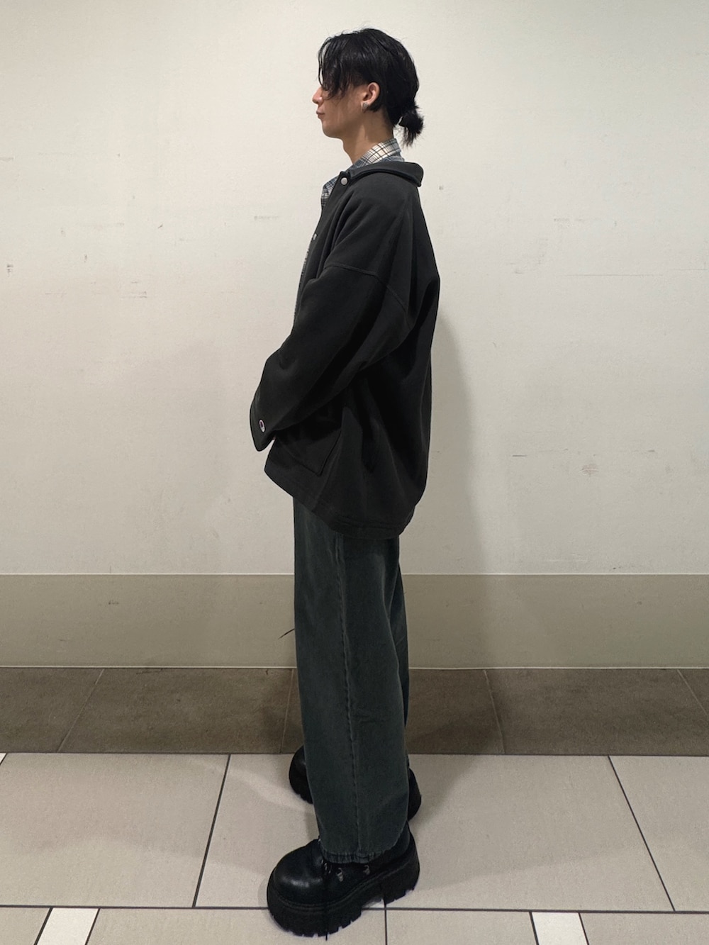 ブラック系のシャツ/ブラウス、ブラック系のその他アウター、ブルー系のデニムパンツを着用したメンズの秋コーディネートの2枚目の写真