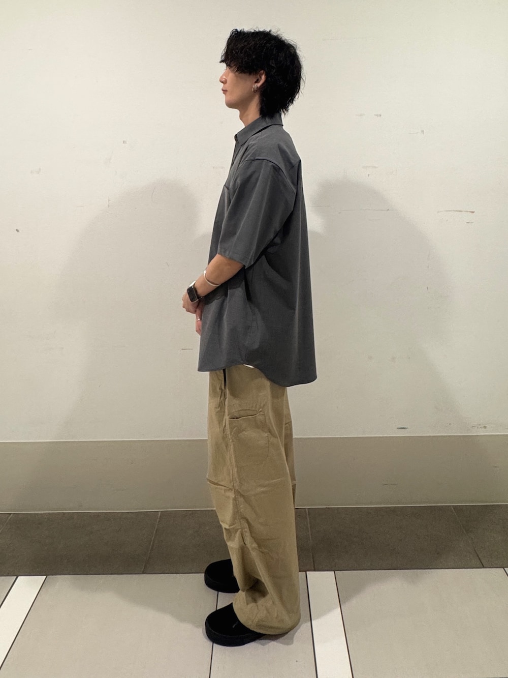 ベージュ系のその他パンツ、グレー系のシャツ/ブラウスを着用したメンズの夏コーディネートの2枚目の写真