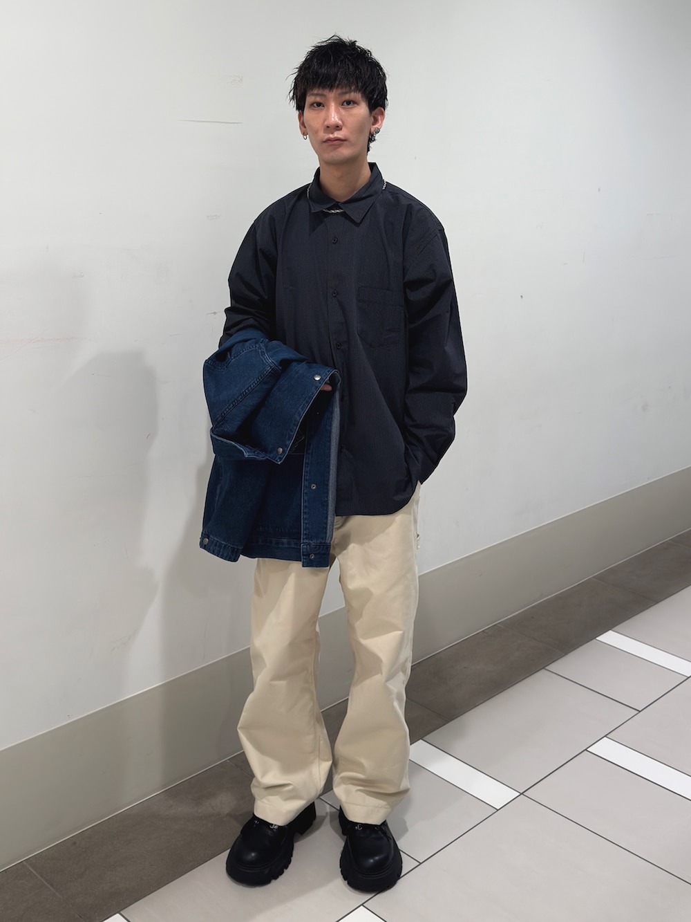 ブルー系のカバーオール、ブラック系のシャツ/ブラウス、ホワイト系のその他パンツを着用したメンズの冬コーディネートの4枚目の写真