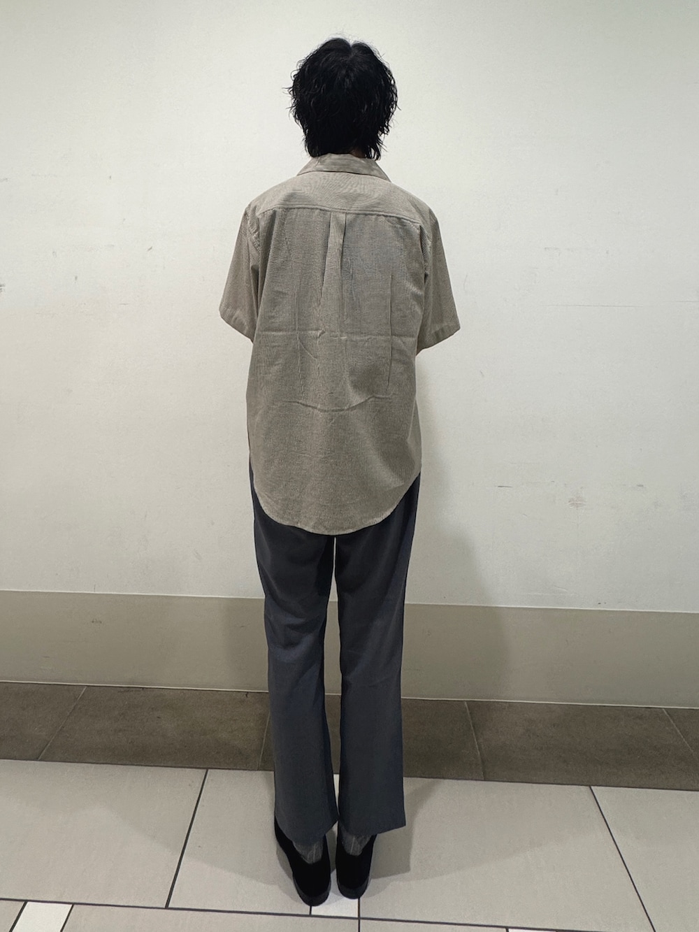 ベージュ系のシャツ/ブラウス、グレー系のその他パンツを着用したメンズの夏コーディネートの3枚目の写真