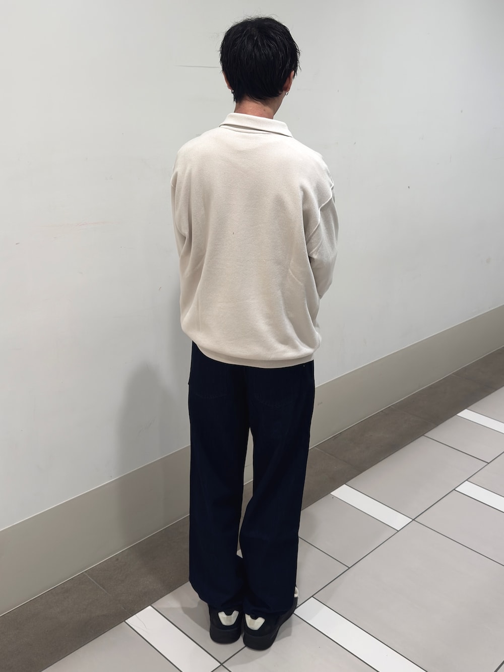 グレー系のスウェット、ブルー系のデニムパンツを着用したメンズの春コーディネートの3枚目の写真