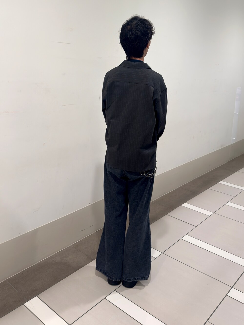 グレー系のシャツ/ブラウス、ブルー系のシャツ/ブラウスを着用したメンズの春コーディネートの3枚目の写真