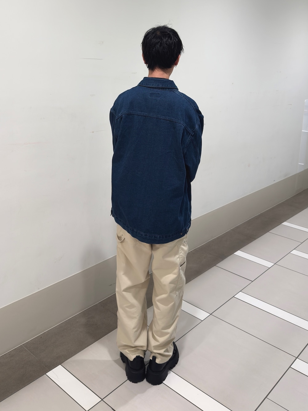 ブルー系のカバーオール、ブラック系のシャツ/ブラウス、ホワイト系のその他パンツを着用したメンズの冬コーディネートの3枚目の写真