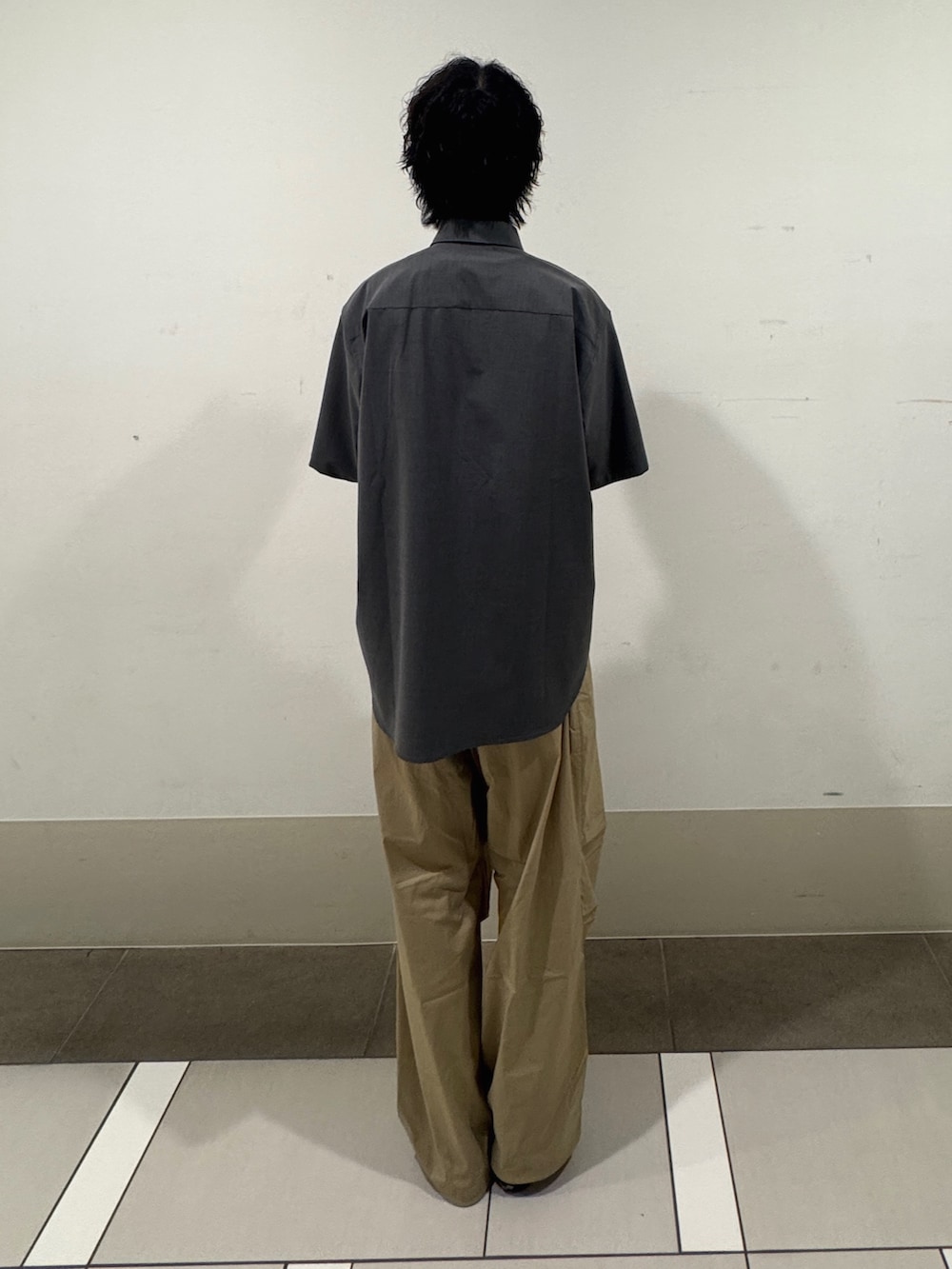 ベージュ系のその他パンツ、グレー系のシャツ/ブラウスを着用したメンズの夏コーディネートの3枚目の写真