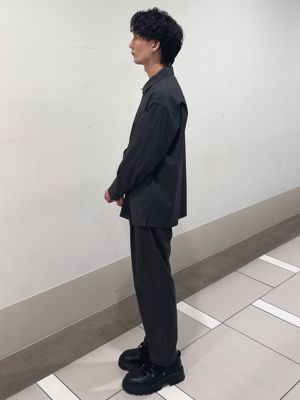 グレー系のその他アウター、グレー系のその他パンツを着用したメンズの春コーディネートの2枚目の写真