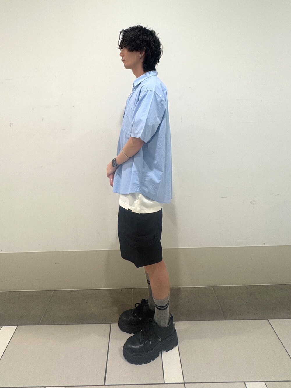 ブルー系のシャツ/ブラウス、ホワイト系のTシャツ/カットソー、ブラック系のその他パンツを着用したメンズの夏コーディネートの2枚目の写真