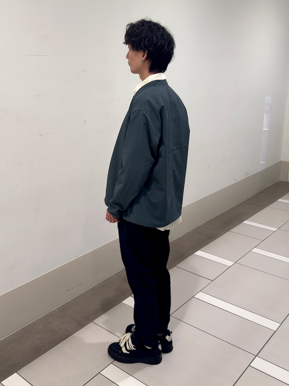 グリーン系のブルゾン、ホワイト系のシャツ/ブラウス、ブルー系のその他パンツを着用したメンズの春コーディネートの2枚目の写真