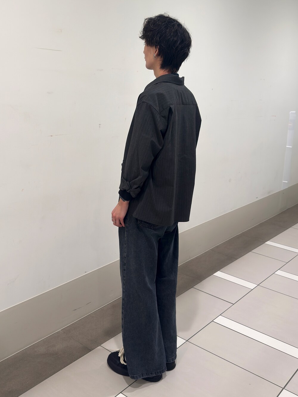 グレー系のシャツ/ブラウス、ブルー系のシャツ/ブラウスを着用したメンズの春コーディネートの2枚目の写真