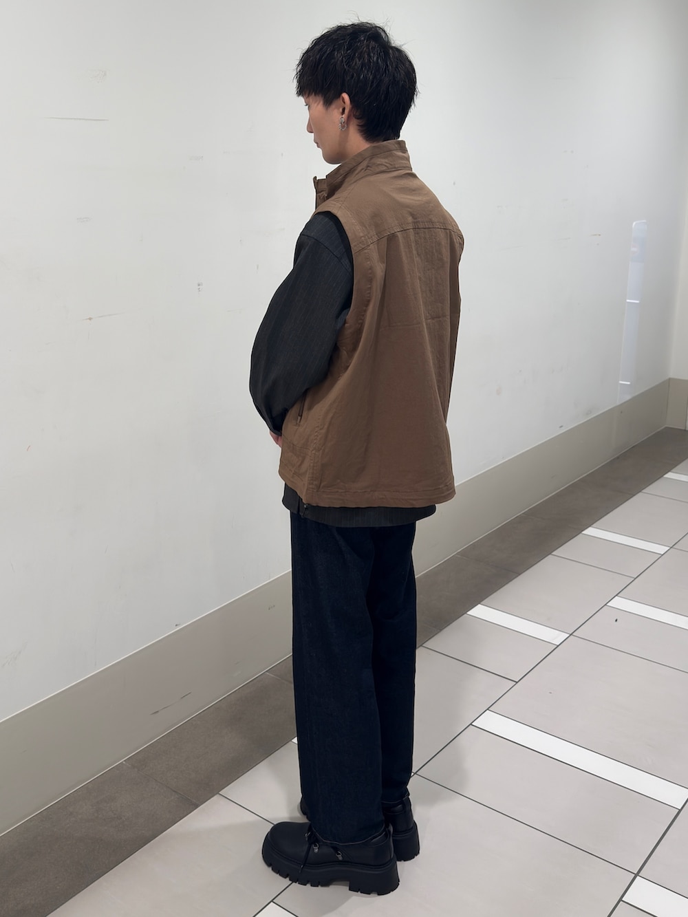 ブルー系のデニムパンツ、ブラウン系のその他アウターを着用したメンズの冬コーディネートの2枚目の写真