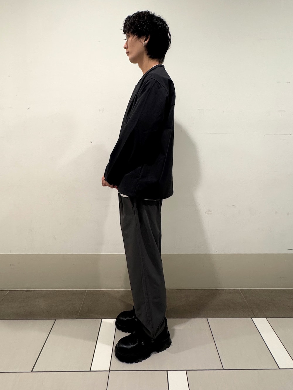 ベージュ系のカーディガン/ボレロ、グレー系のブルゾン、グレー系のその他パンツを着用したメンズの春コーディネートの2枚目の写真