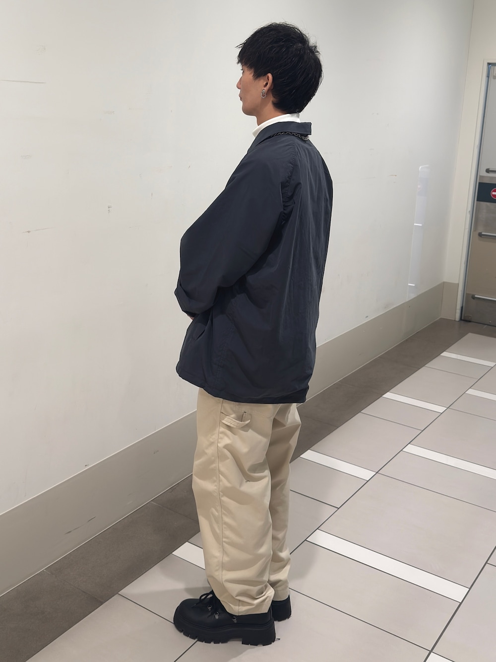 ホワイト系のその他パンツを着用したメンズの春コーディネートの2枚目の写真