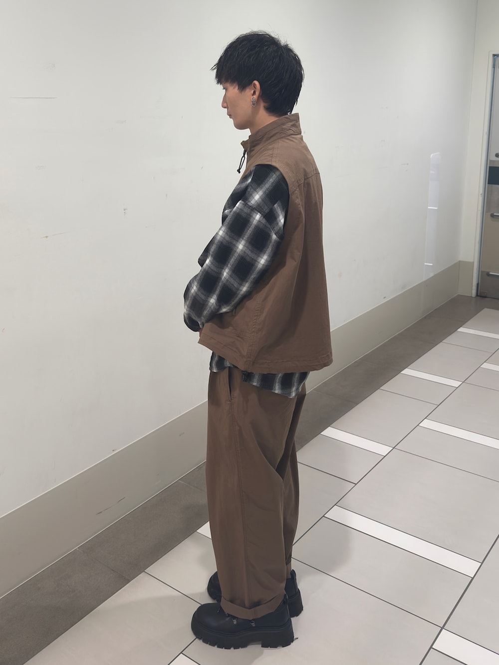 ブラウン系のベスト、ブラウン系のその他パンツを着用したメンズの春コーディネートの2枚目の写真