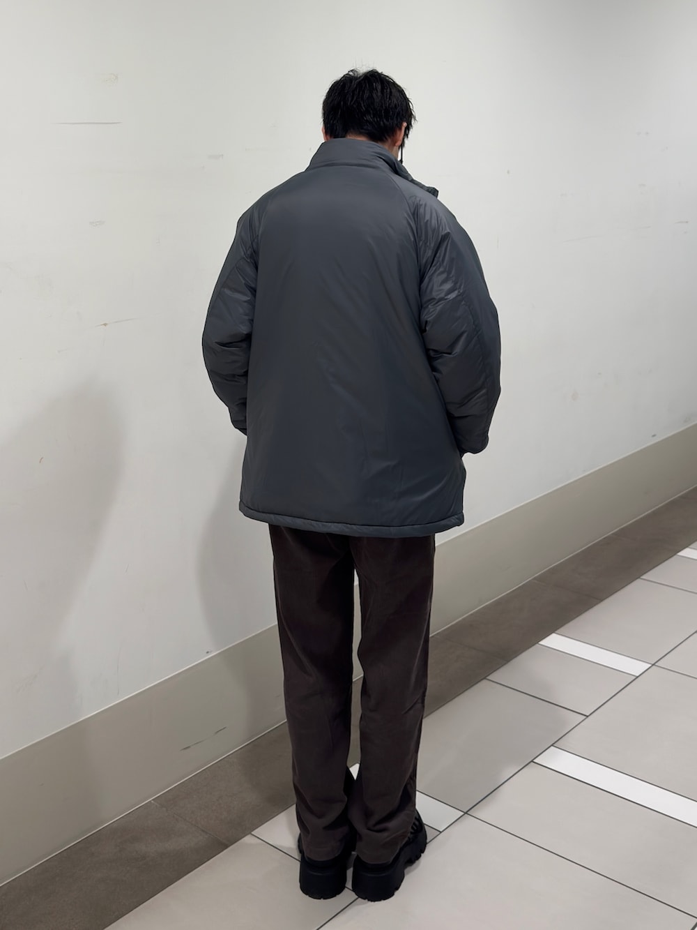 グレー系のブルゾン、その他のカーディガン/ボレロ、ホワイト系のTシャツ/カットソーを着用したメンズの冬コーディネートの3枚目の写真