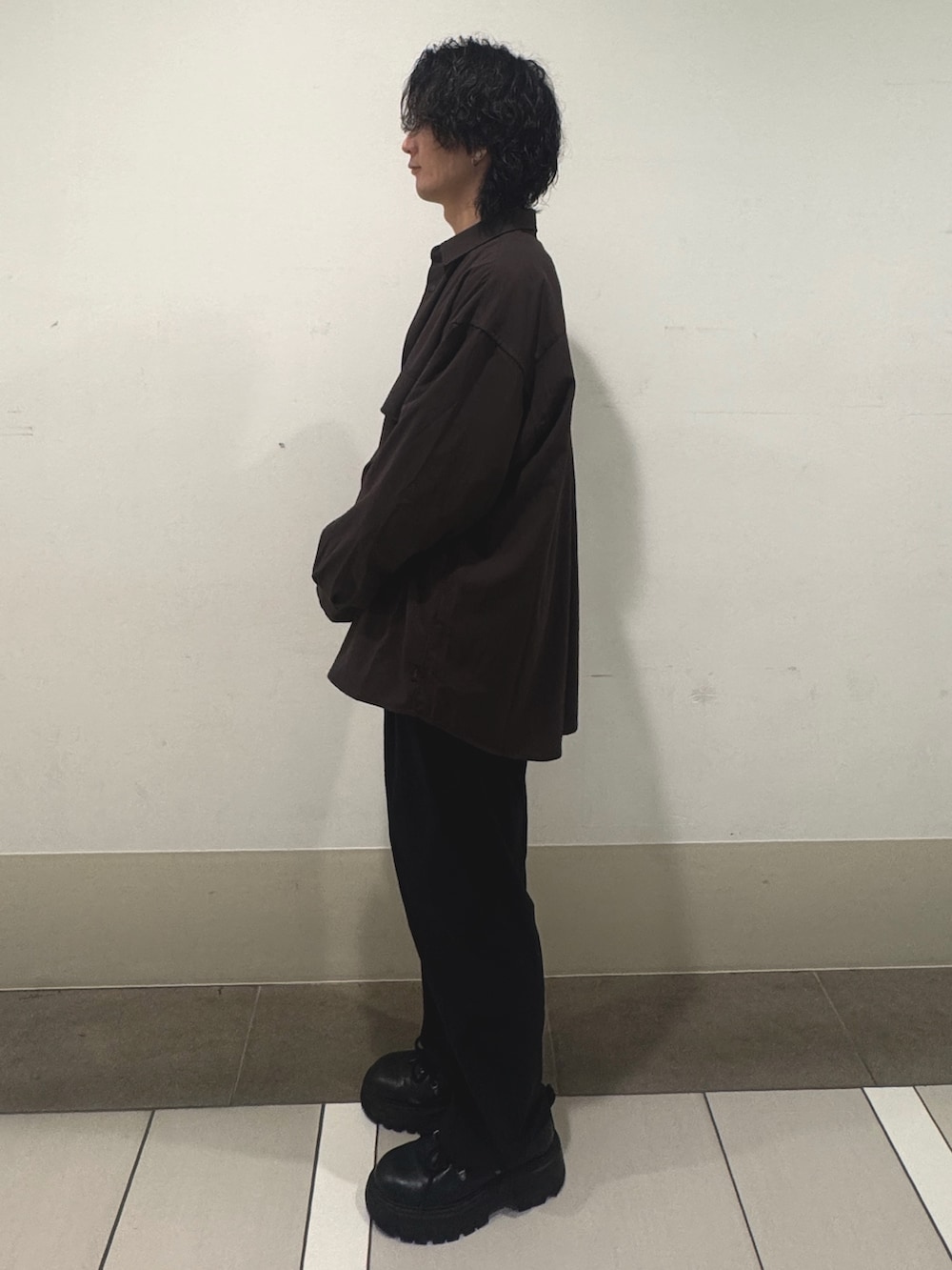 ブラウン系のシャツ/ブラウス、グレー系のTシャツ/カットソー、ブラック系のその他パンツを着用したメンズの夏コーディネートの2枚目の写真