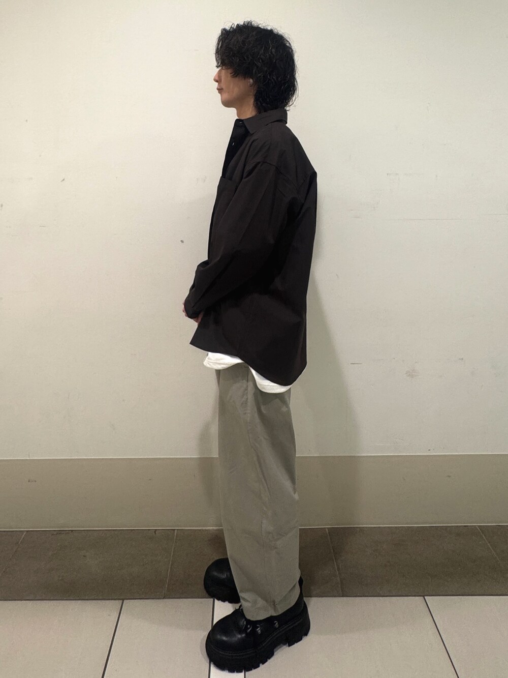 グレー系のその他パンツ、ホワイト系のTシャツ/カットソー、グレー系のシャツ/ブラウスを着用したメンズの夏コーディネートの2枚目の写真