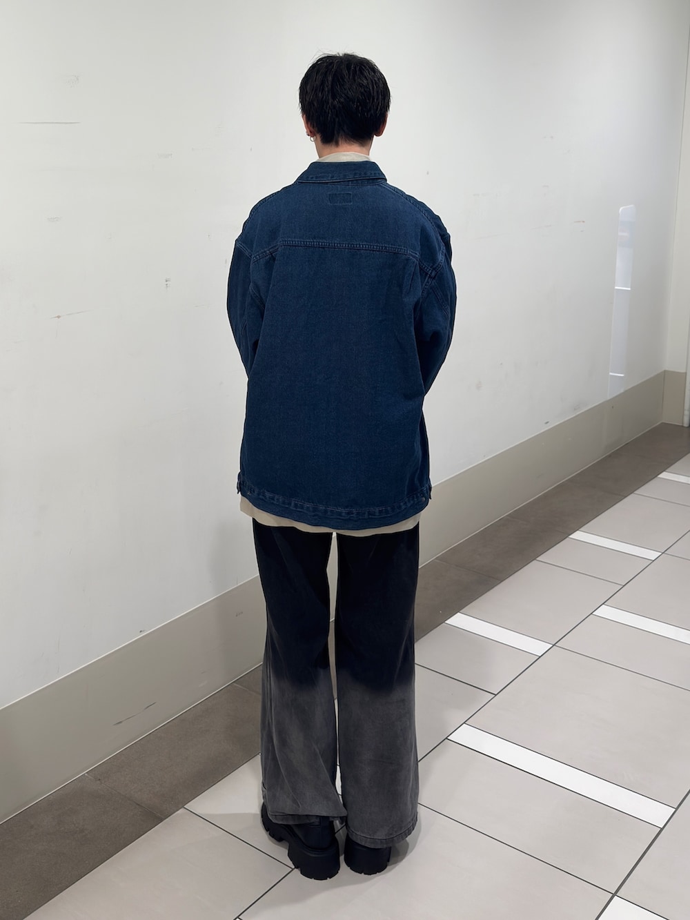 グレー系のカバーオール、ブルー系のカバーオールを着用したメンズの冬コーディネートの3枚目の写真