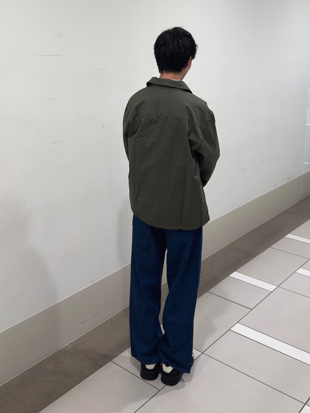 グレー系のカーディガン/ボレロ、ブルー系のデニムパンツを着用したメンズの春コーディネートの3枚目の写真