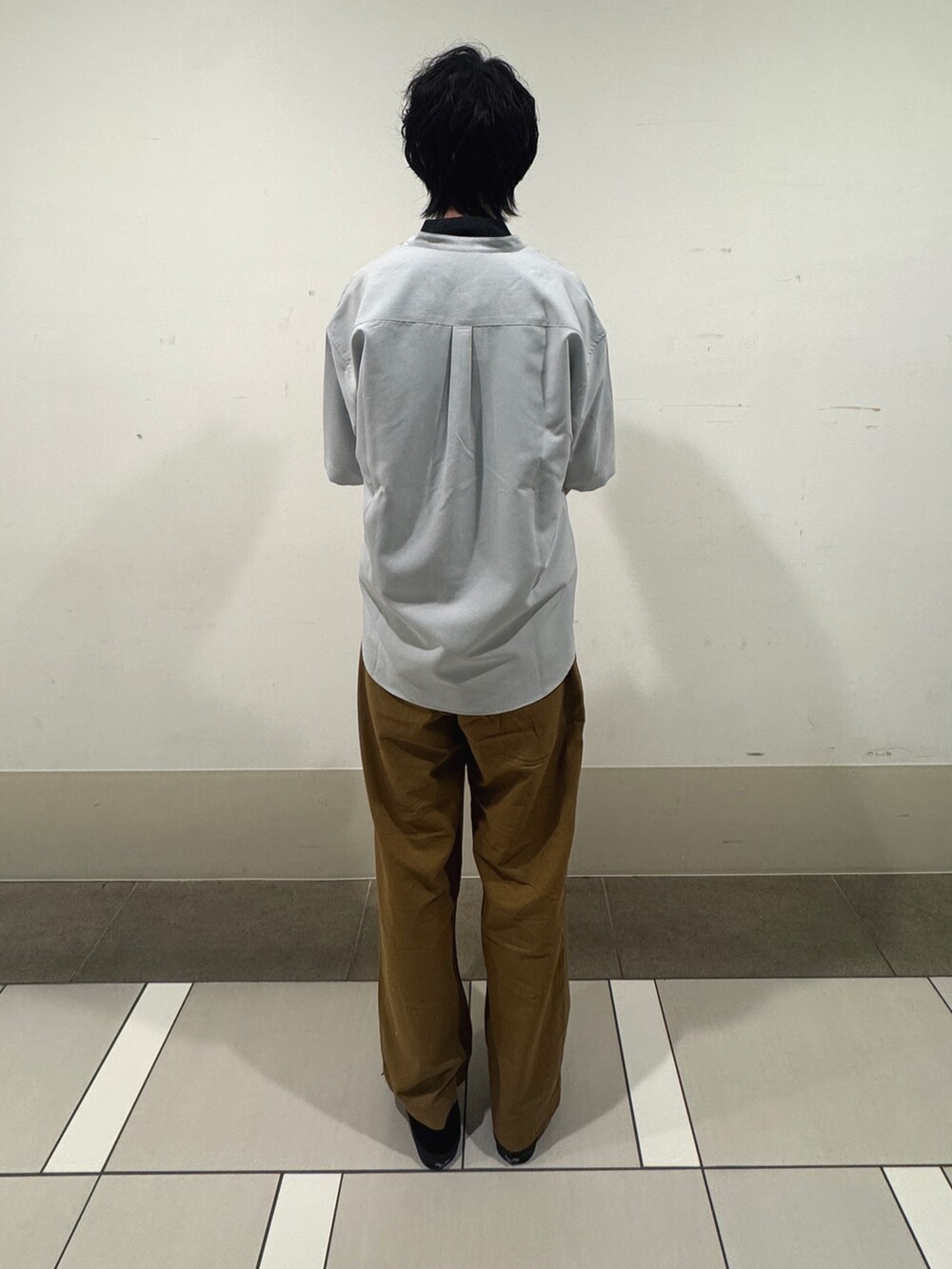 グレー系のシャツ/ブラウス、グレー系のニット/セーターを着用したメンズの春コーディネートの3枚目の写真
