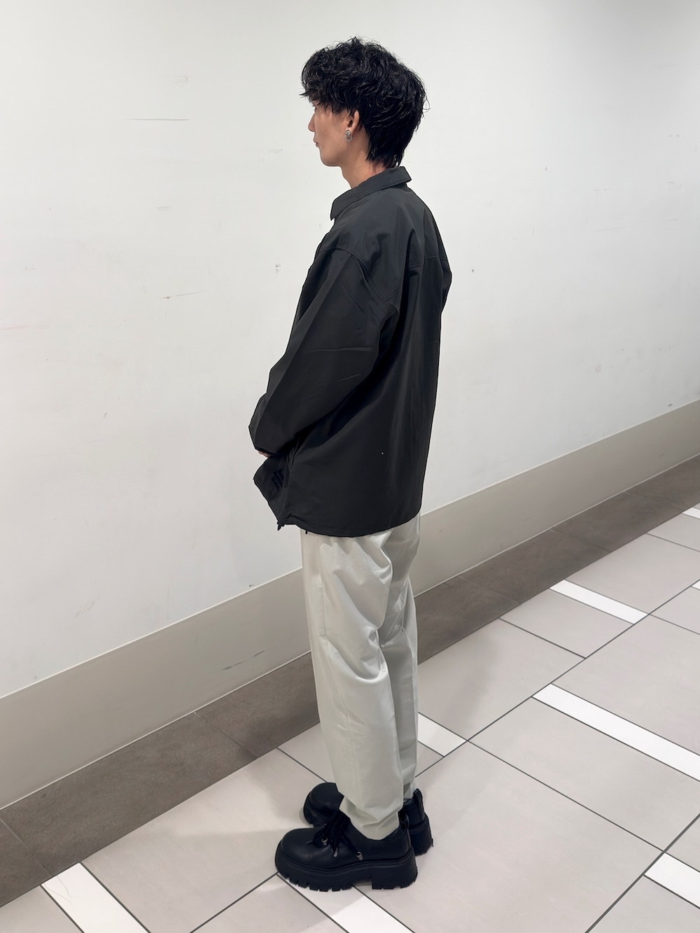 ホワイト系のその他パンツ、ブラック系のTシャツ/カットソー、ブラック系のその他アウターを着用したメンズの春コーディネートの2枚目の写真