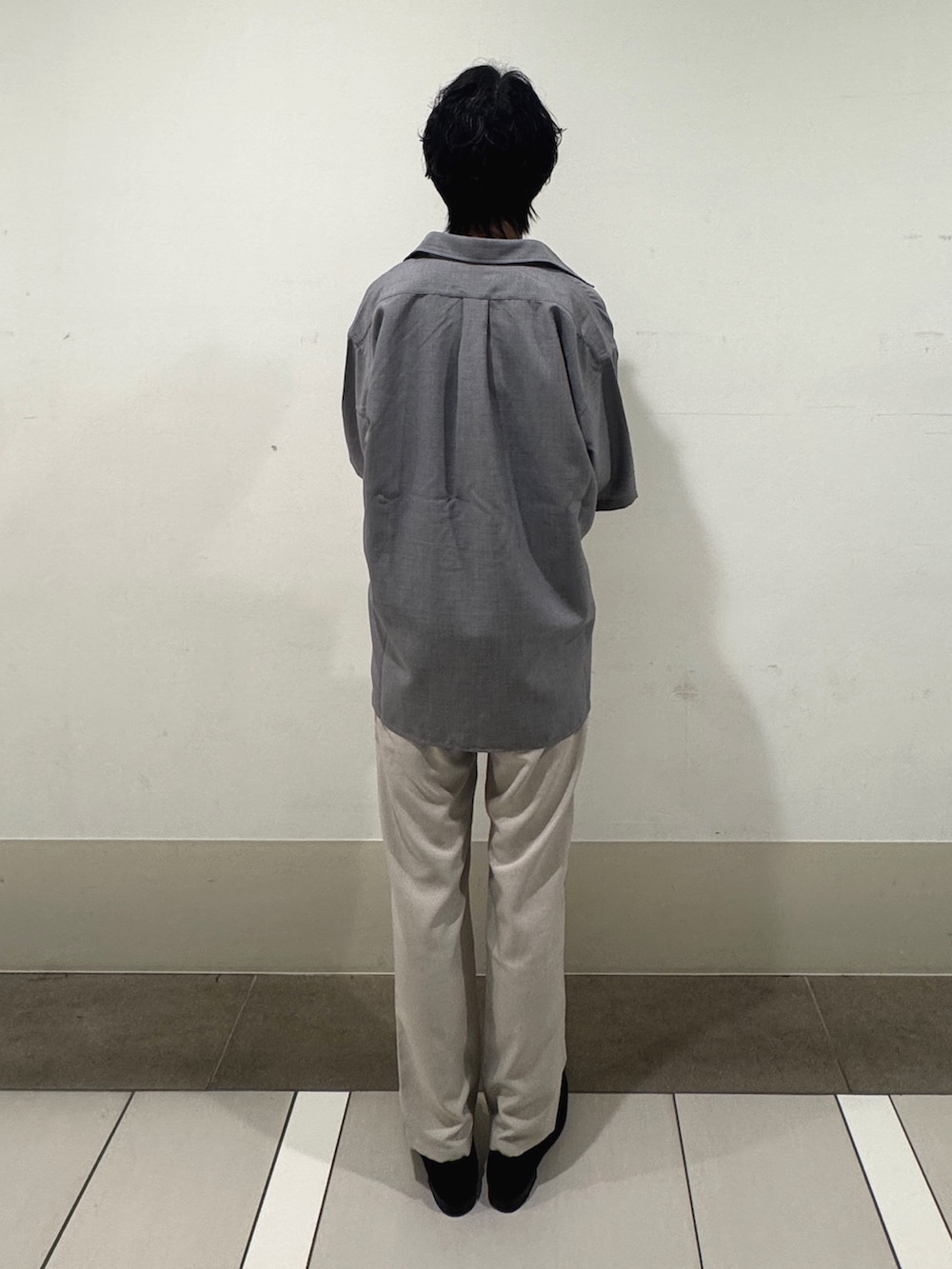 ホワイト系のその他パンツ、グレー系のシャツ/ブラウスを着用したメンズの夏コーディネートの3枚目の写真