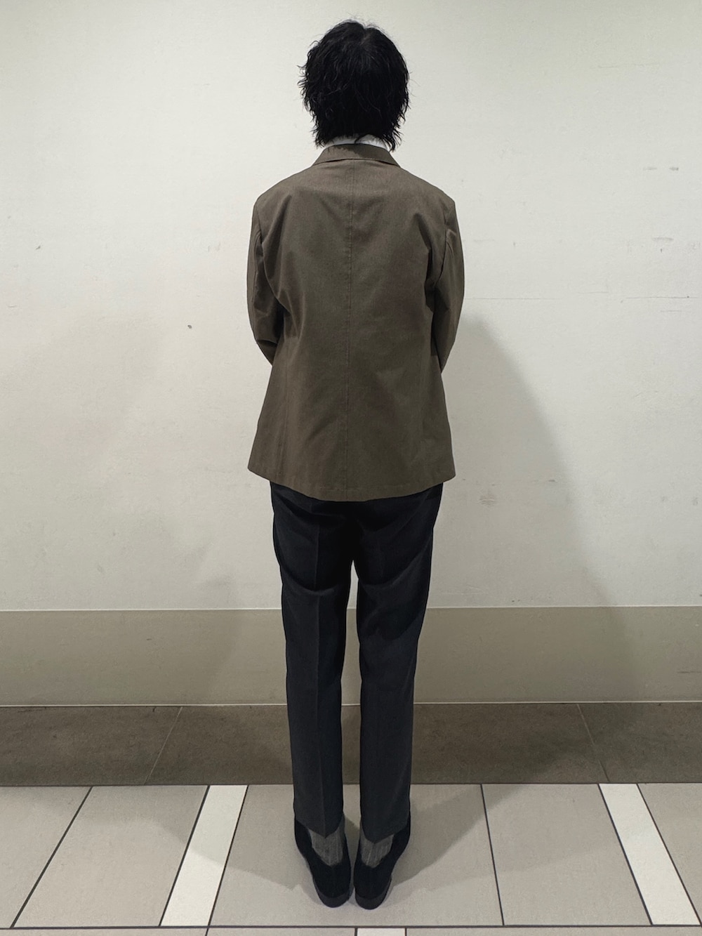 ベージュ系のその他アウター、ホワイト系のシャツ/ブラウス、グレー系のその他パンツを着用したメンズの夏コーディネートの3枚目の写真